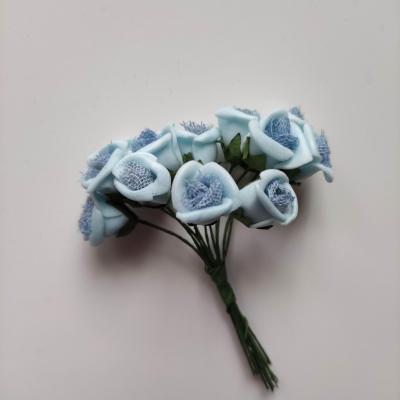12 petites fleurs  mousse et tissu bleu sur tige 20 mm