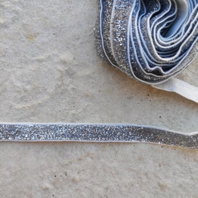 1 mètre de ruban type velours argenté  10mm