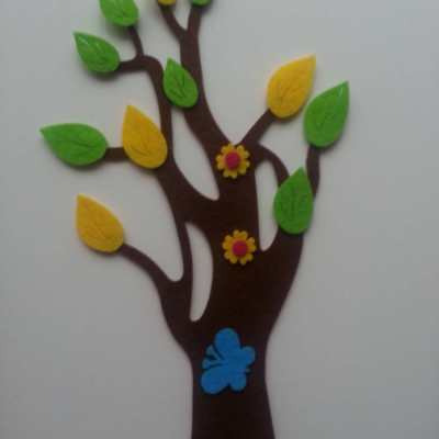 Arbre en feutrine avec feuille et papillon 17*30cm