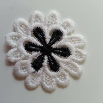 Fleur en dentelle   bicolore 50mm blanche et noir