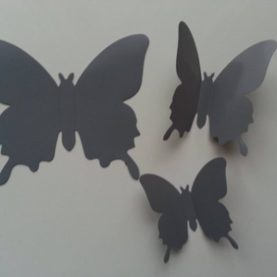 Petit  papillon  3D   en plastique 6.5*5.5 cm gris