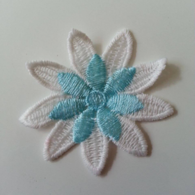 Fleur en dentelle   blanc et bleu turquoise 55 mm