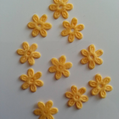 Lot de 10  fleurs  en feutrine 15 mm jaune