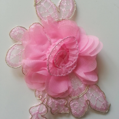 Applique fleur en dentelle  et mousseline 12*8cm rose