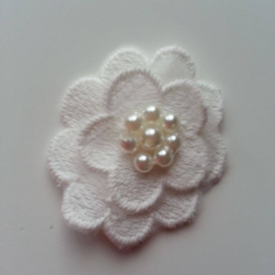 fleur en dentelle   blanc  40 mm