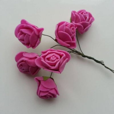 Lot de 6 roses  en mousse  2.5cm sur tige rose fuchsia