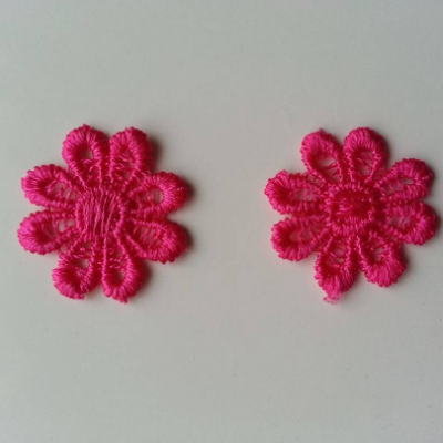 Lot de 2 fleurs en dentelle   30mm rose fuchsia