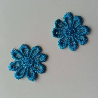 Lot de 2 fleurs en dentelle   30mm bleu turquoise