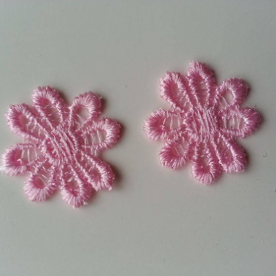 Lot de 2 fleurs en dentelle   30mm rose