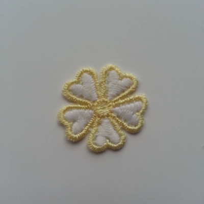 Fleur en dentelle bicolore  30mm blanc et jaune