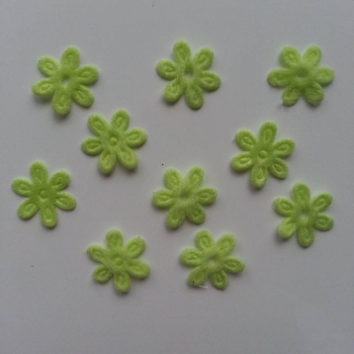 Lot de 10  fleurs  en feutrine 15 mm vert