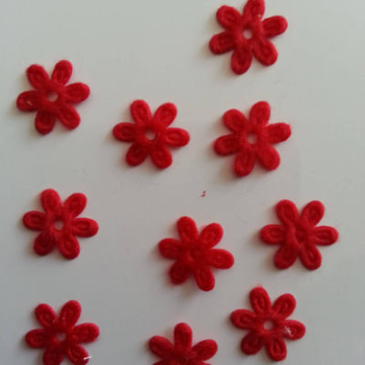 Lot de 10  fleurs  en feutrine 15 mm rouge